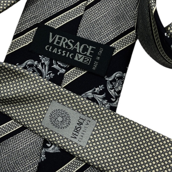 VERSACE CLASSIC V2 Black/Gray Striped Baroque Silk LUXURY Tie ITALY - Picture 3 of 5